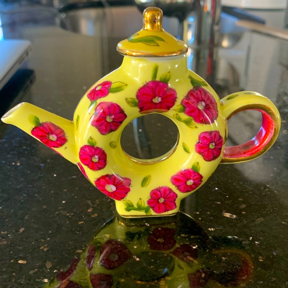 Vivian Chan 2000 ceramic wreath shaped mini gold edged tea pot decoration